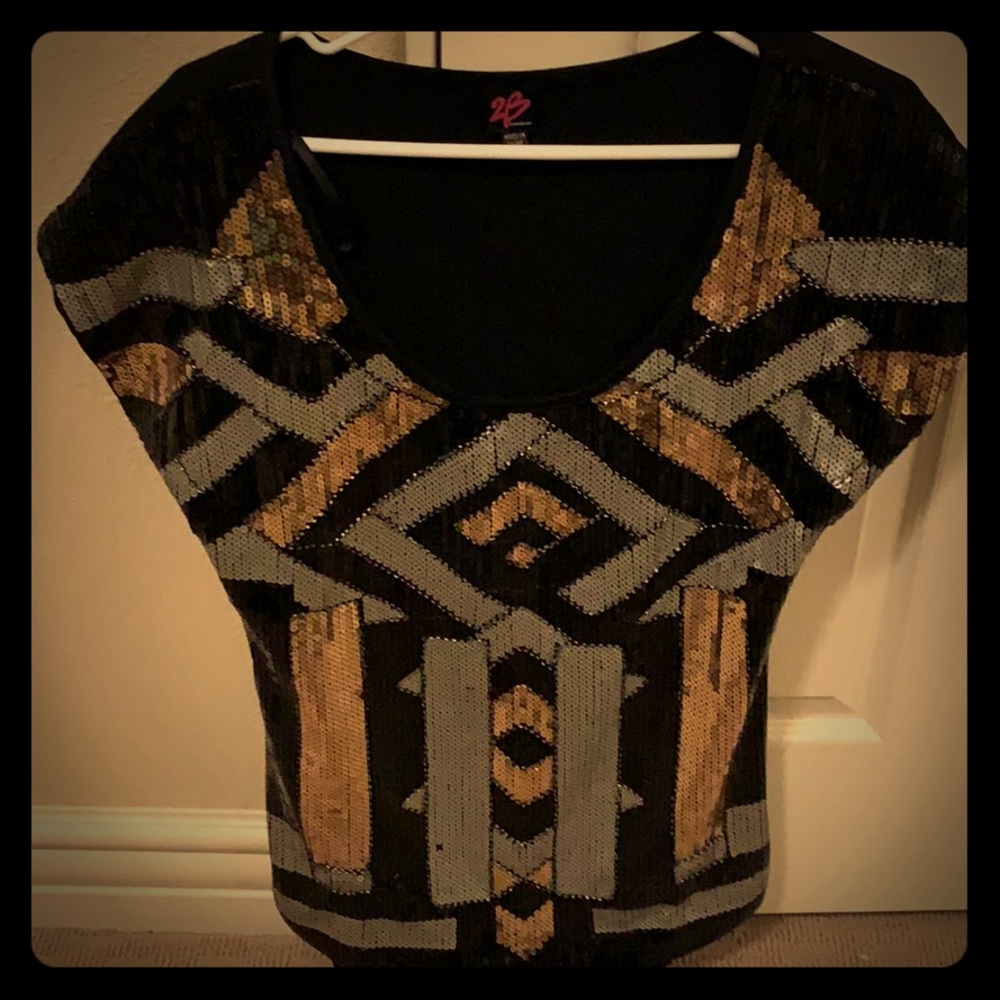 Sequined short sleeved top.